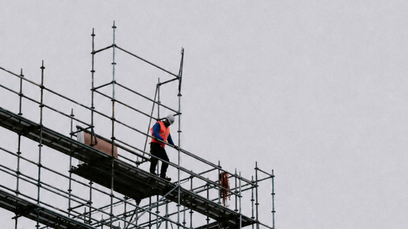 Operário em andaime numa obra da De Paula, em altura, com equipamento de segurança