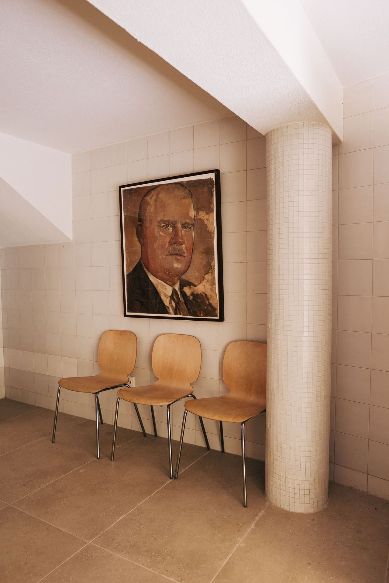 Casa Granja — corredor com retrato de época