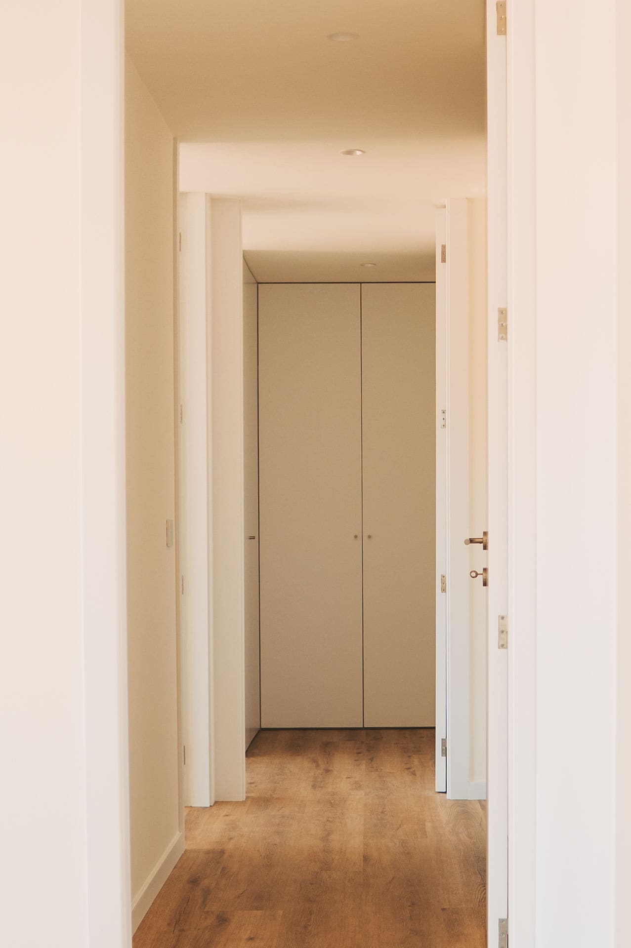 The Line — corredor com roupeiros