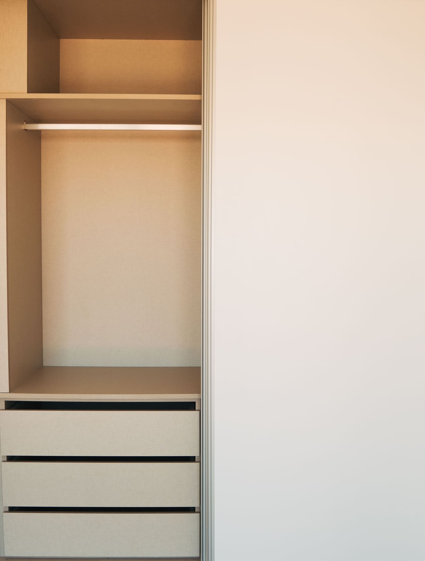 The Line — interior do roupeiro embutido