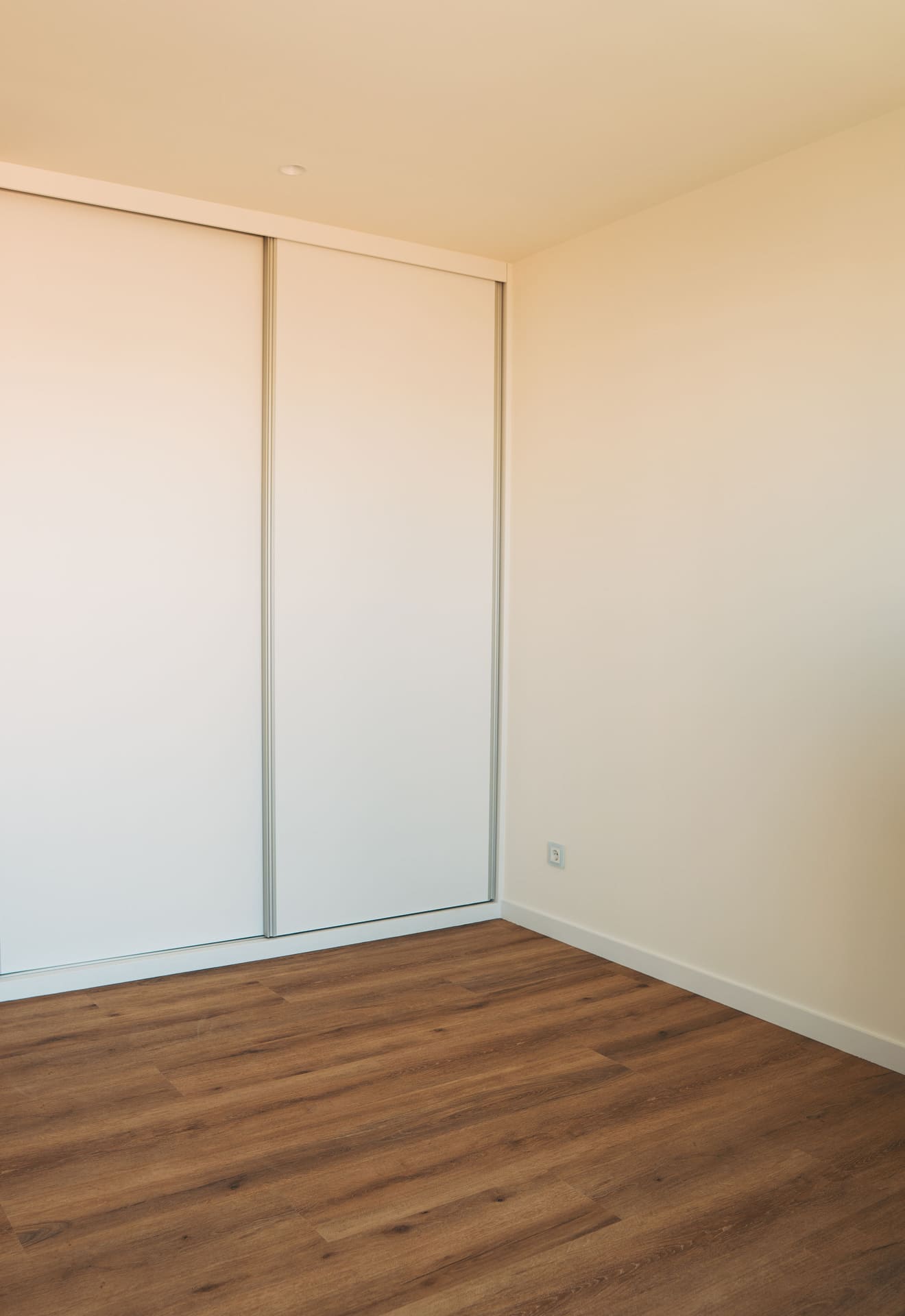 The Line — quarto com roupeiro de correr